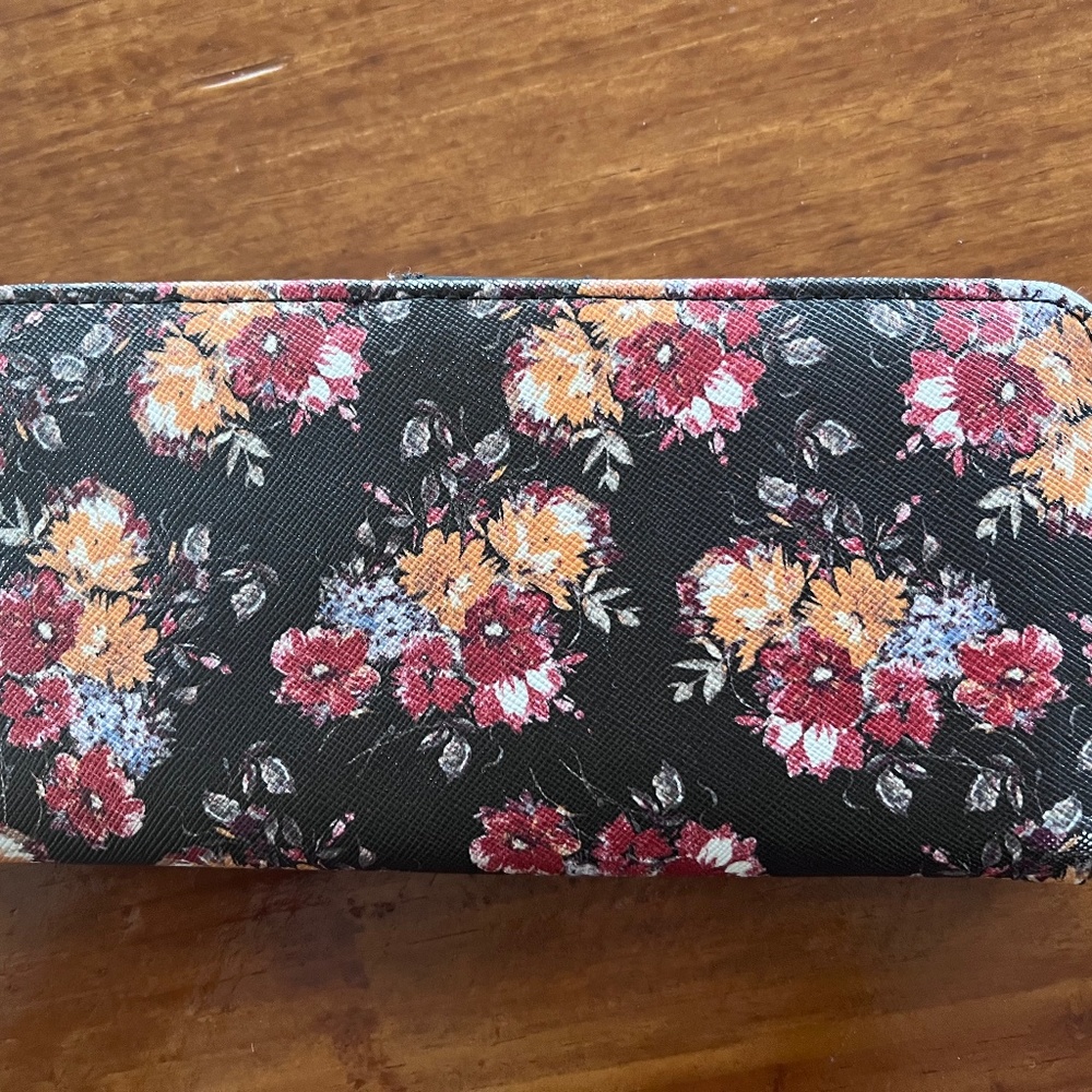 Like New Card and ID holder with outside zippered coin pocket